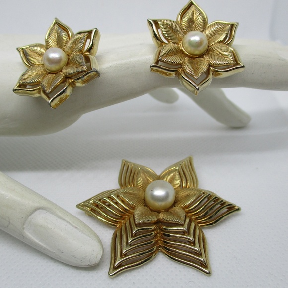 BOUCHER REAL PEARLS Goldtone Brooch Earring Set - Picture 4 of 8